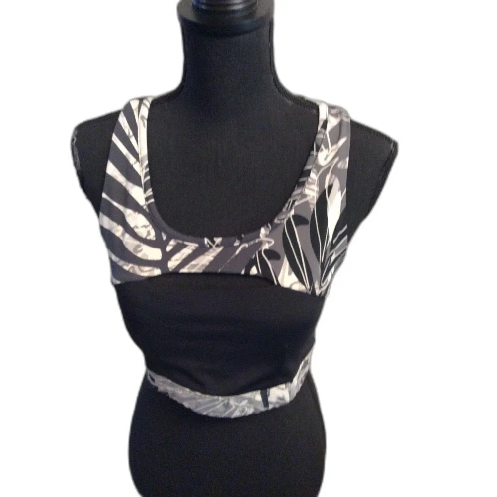 Gymshark Cropped Sports Bra Size Medium M Black Gray White floral Front Open